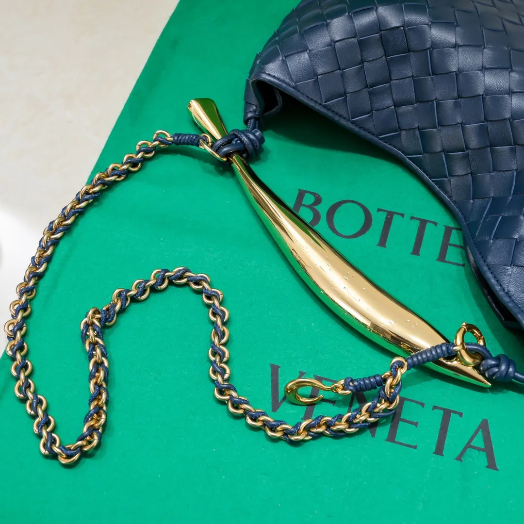 Batch 1860 Bv2024 early spring new product ⛓️Chain SARDINE 💙 Upgraded chain shoulder strap ⛓️ Chic and high-end, showing the fashion taste of urban women! Metal handles and classic weaving are combined together to perfectly integrate art and elegance. Through exquisite craftsmanship, new sardine-shaped handles are cast, and the brass material is the finishing touch. Each handle has a unique light-floating effect. The top-grade sheepskin material is woven to create a half-moon-shaped bag body, which has a fleshy touch and satisfies the preferences of those who pay attention to details. It is the most outstanding fashionable item for any occasion! 💕 Size: 33x20x4, Model: 6768#